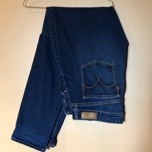 Levi’s size 32 skinny Jean slight curve
